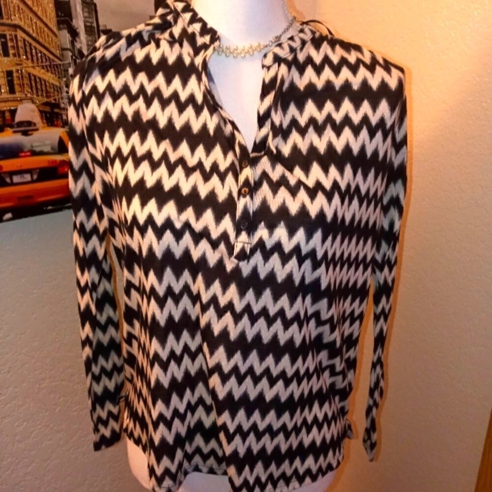 H&M Black/White ZigZag Design Long Sleeve Ladies V Neck shape Top Small